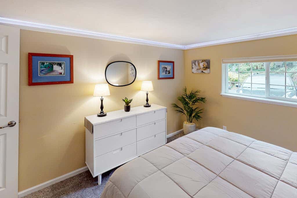 Dog-friendly lower level of duplex w/ enclosed deck, washer/dryer, mountain view