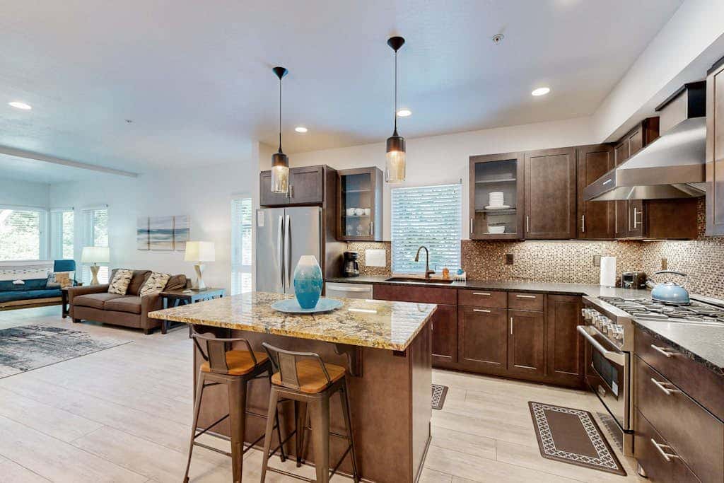 Stunner apt with fireplace, grill, partial ocean views & partial AC