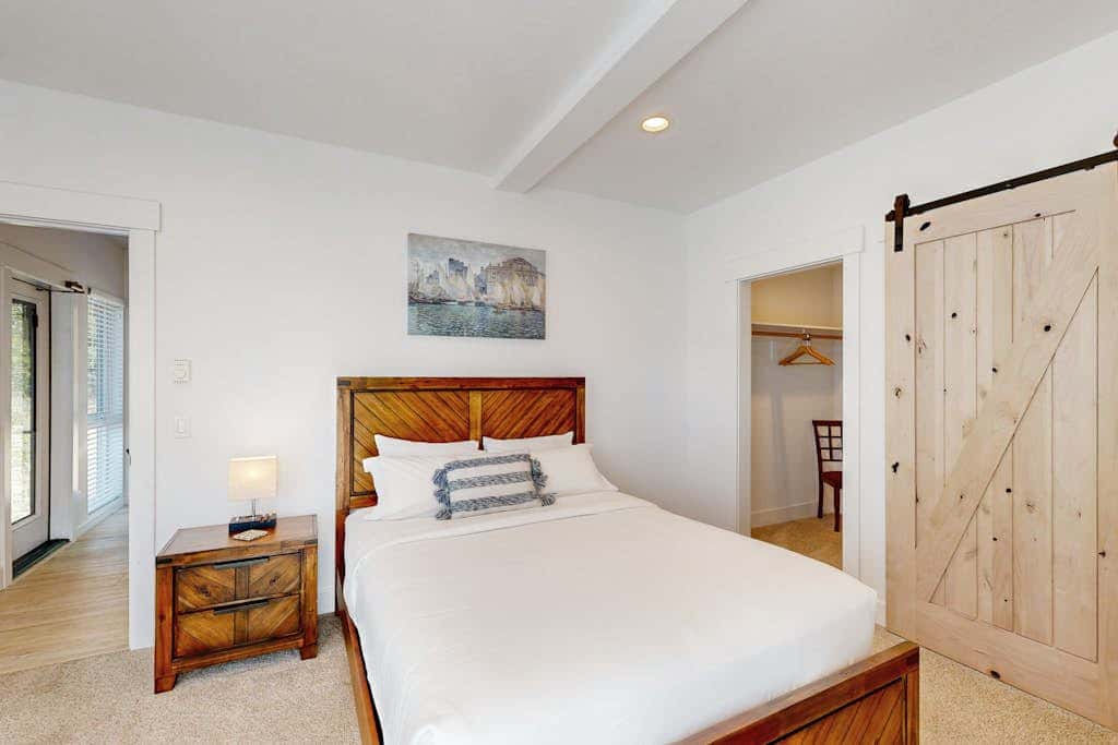 Stunner apt with fireplace, grill, partial ocean views & partial AC