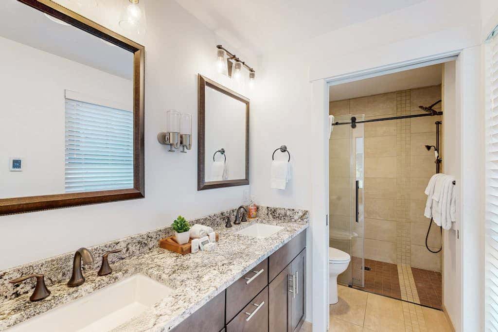 Stunner apt with fireplace, grill, partial ocean views & partial AC