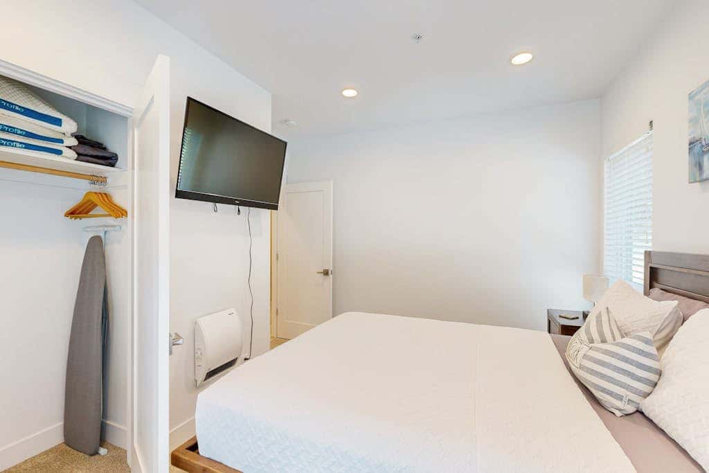 Stunner apt with fireplace, grill, partial ocean views & partial AC