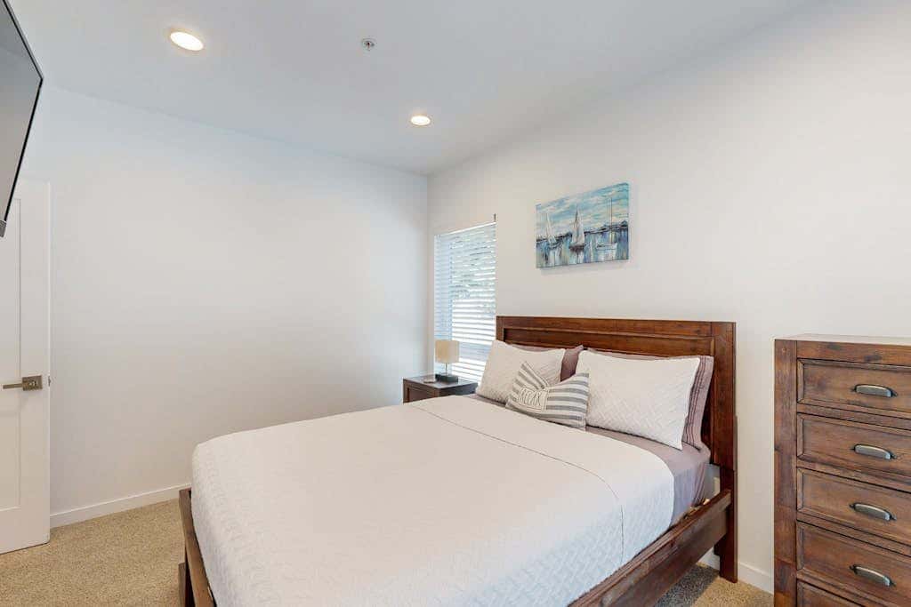 Stunner apt with fireplace, grill, partial ocean views & partial AC