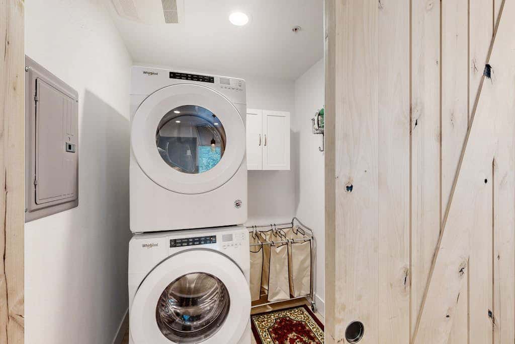 Stunner apt with fireplace, grill, partial ocean views & partial AC