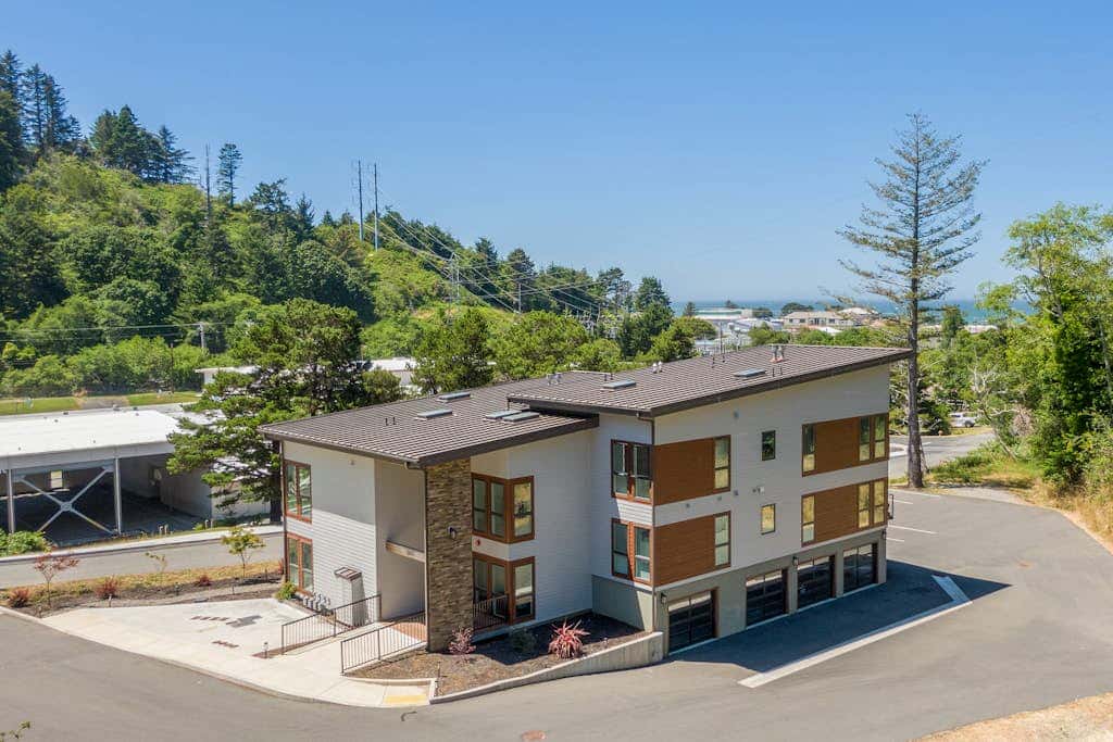 Stunner apt with fireplace, grill, partial ocean views & partial AC