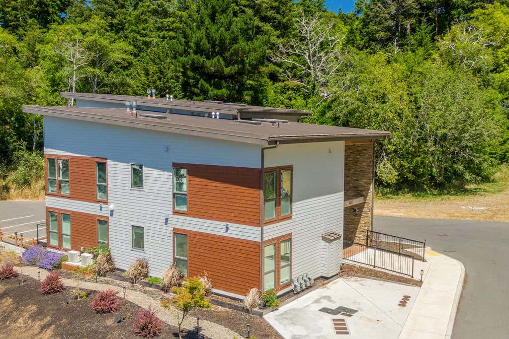 Stunner apt with fireplace, grill, partial ocean views & partial AC