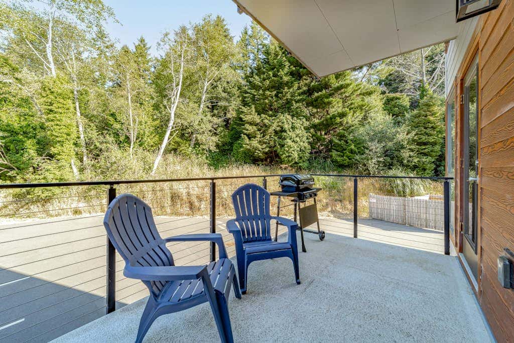 Stunner apt with fireplace, grill, partial ocean views & partial AC