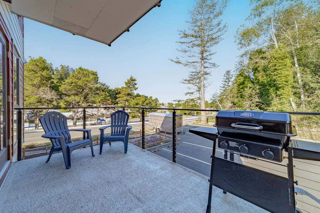 Stunner apt with fireplace, grill, partial ocean views & partial AC