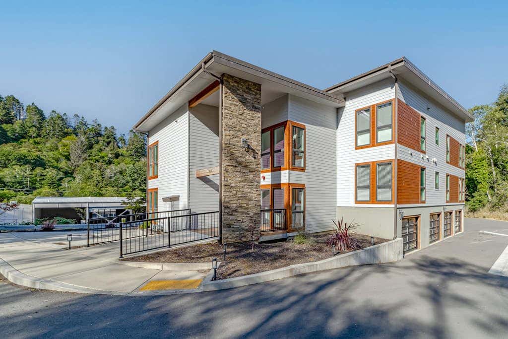Stunner apt with fireplace, grill, partial ocean views & partial AC