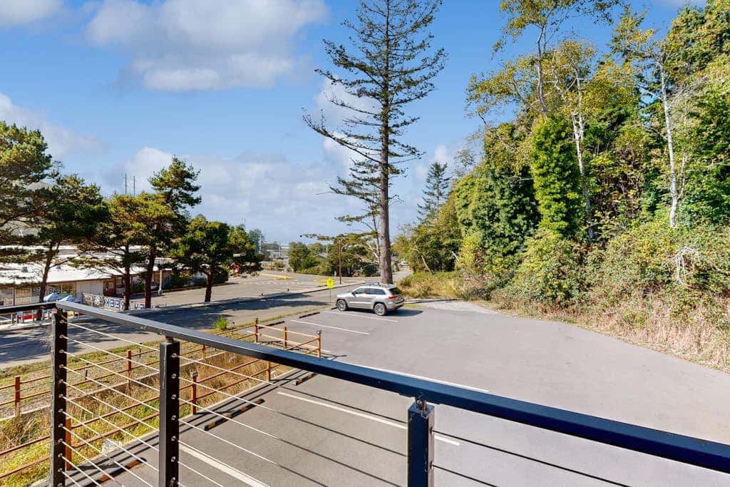 Stunner apt with fireplace, grill, partial ocean views & partial AC