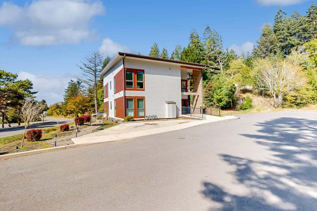 Stunner apt with fireplace, grill, partial ocean views & partial AC
