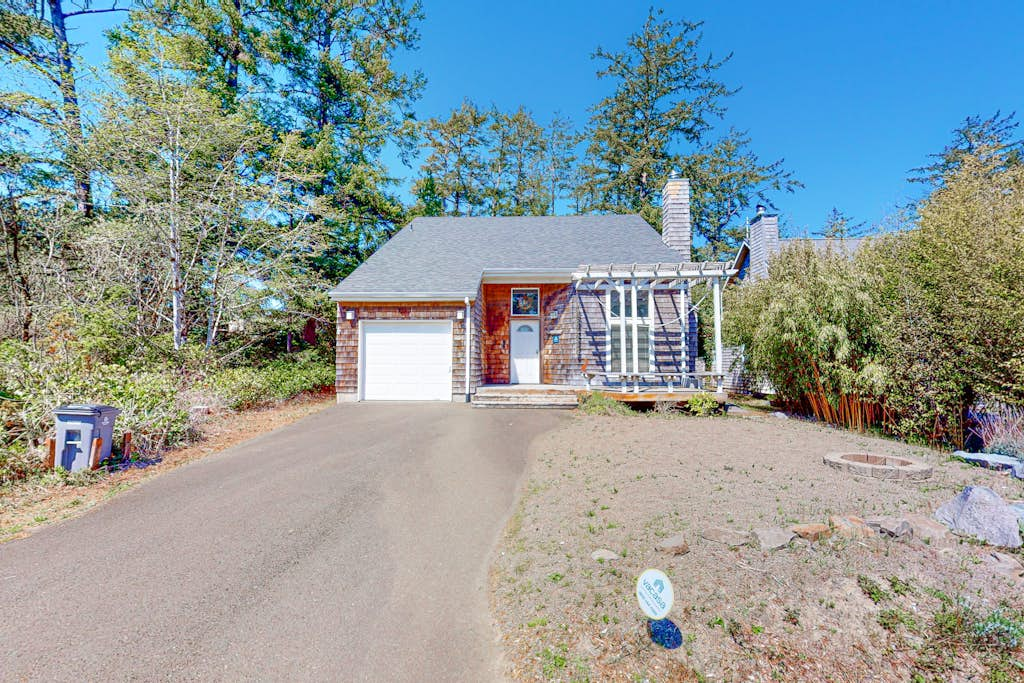 Charming cabin with patio, firepit, fast WiFi, full kitchen, & W&D