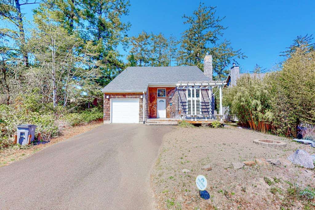 Charming cabin with patio, firepit, fast WiFi, full kitchen, & W&D