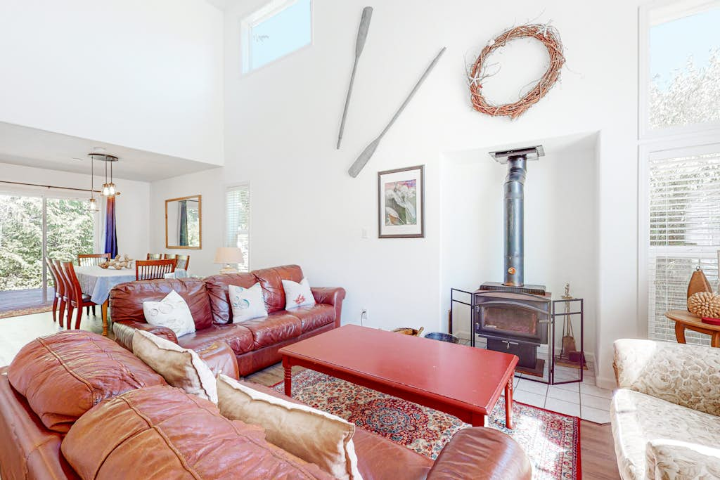 Charming cabin with patio, firepit, fast WiFi, full kitchen, & W&D