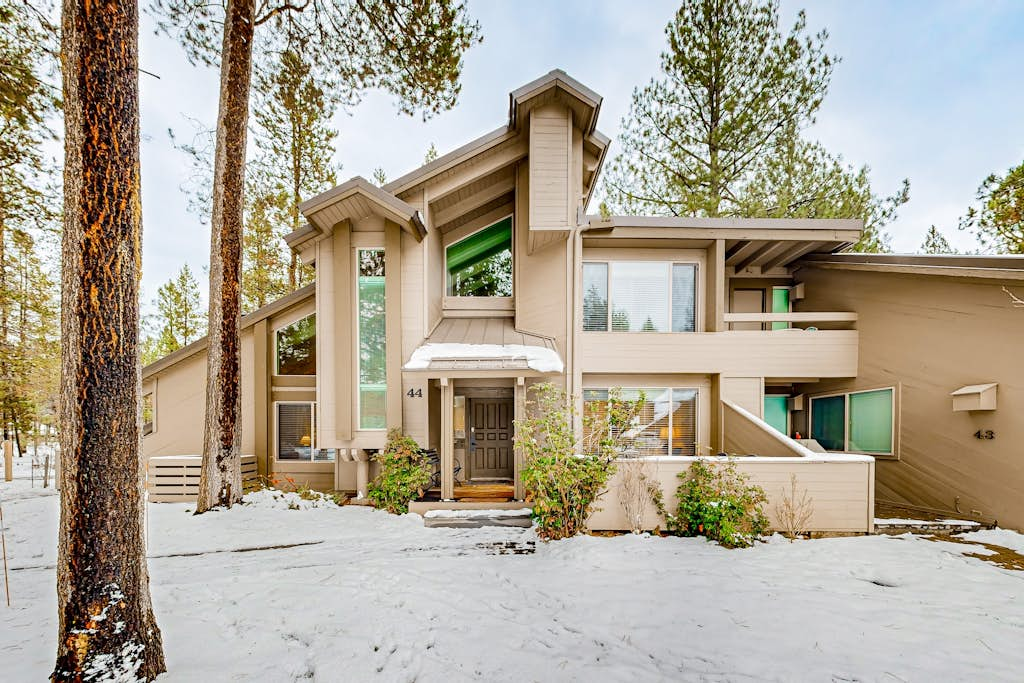 Comfortable condo with shared pool, SHARC passes, trails, and more!