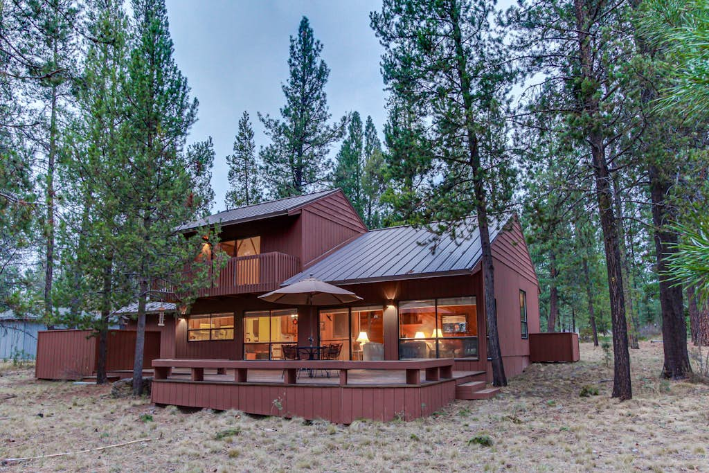 Peaceful Cabin Escape | Hot Tub, SHARC passes, A/C, Walk to River - Dogs OK