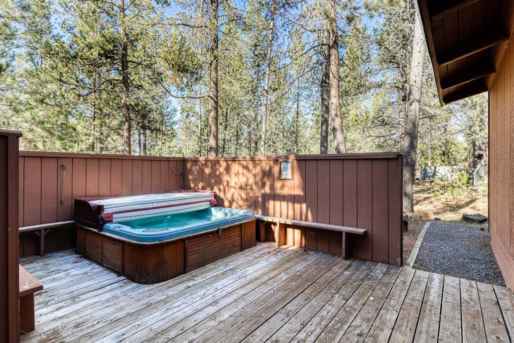 Peaceful Cabin Escape | Hot Tub, SHARC passes, A/C, Walk to River - Dogs OK