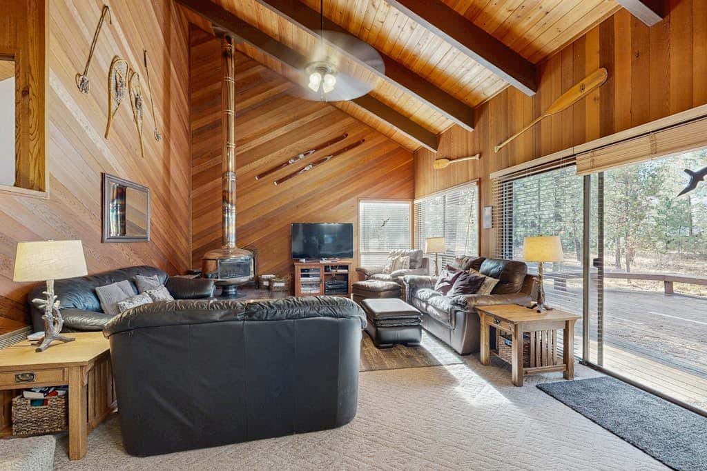 Peaceful Cabin Escape | Hot Tub, SHARC passes, A/C, Walk to River - Dogs OK
