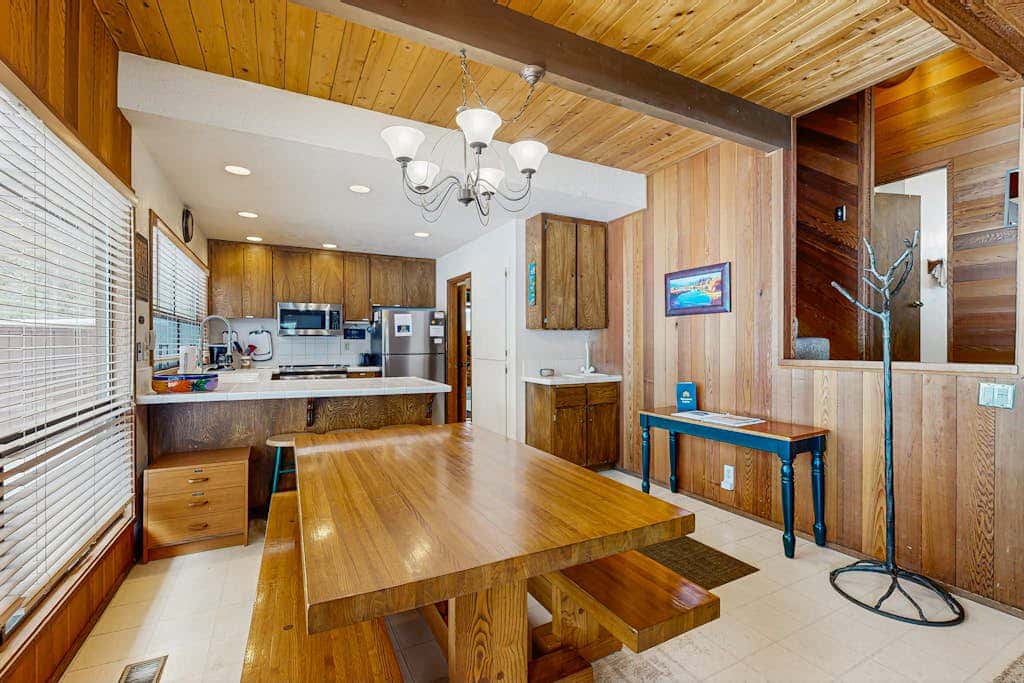 Peaceful Cabin Escape | Hot Tub, SHARC passes, A/C, Walk to River - Dogs OK