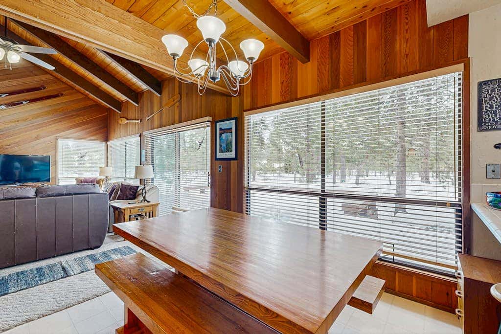 Peaceful Cabin Escape | Hot Tub, SHARC passes, A/C, Walk to River - Dogs OK