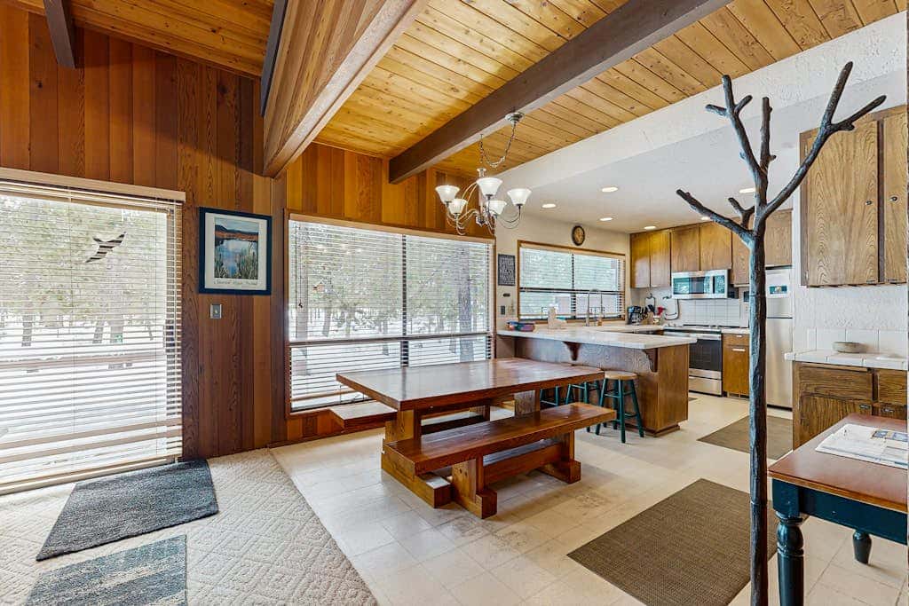 Peaceful Cabin Escape | Hot Tub, SHARC passes, A/C, Walk to River - Dogs OK