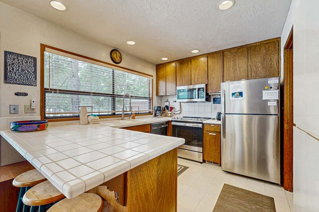 Peaceful Cabin Escape | Hot Tub, SHARC passes, A/C, Walk to River - Dogs OK