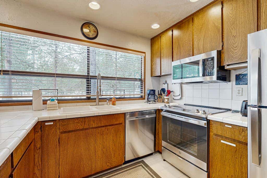 Peaceful Cabin Escape | Hot Tub, SHARC passes, A/C, Walk to River - Dogs OK