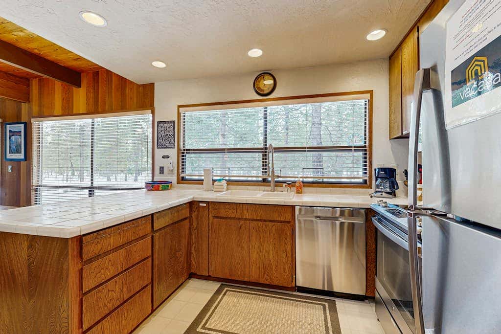 Peaceful Cabin Escape | Hot Tub, SHARC passes, A/C, Walk to River - Dogs OK
