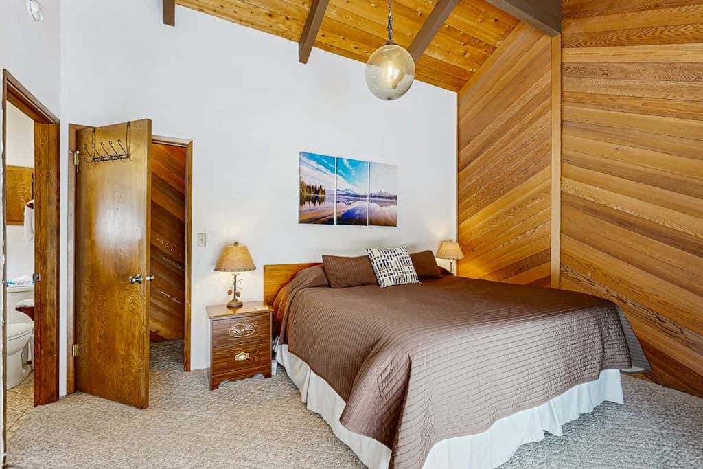 Peaceful Cabin Escape | Hot Tub, SHARC passes, A/C, Walk to River - Dogs OK