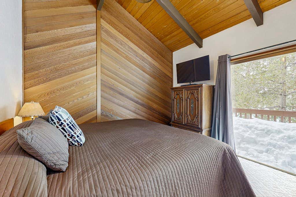 Peaceful Cabin Escape | Hot Tub, SHARC passes, A/C, Walk to River - Dogs OK
