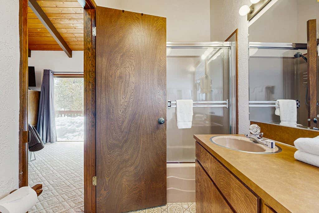 Peaceful Cabin Escape | Hot Tub, SHARC passes, A/C, Walk to River - Dogs OK