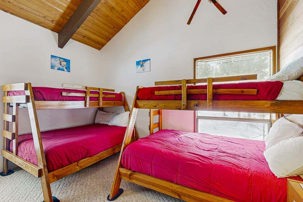 Peaceful Cabin Escape | Hot Tub, SHARC passes, A/C, Walk to River - Dogs OK