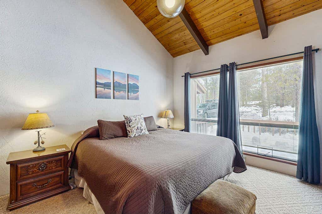 Peaceful Cabin Escape | Hot Tub, SHARC passes, A/C, Walk to River - Dogs OK