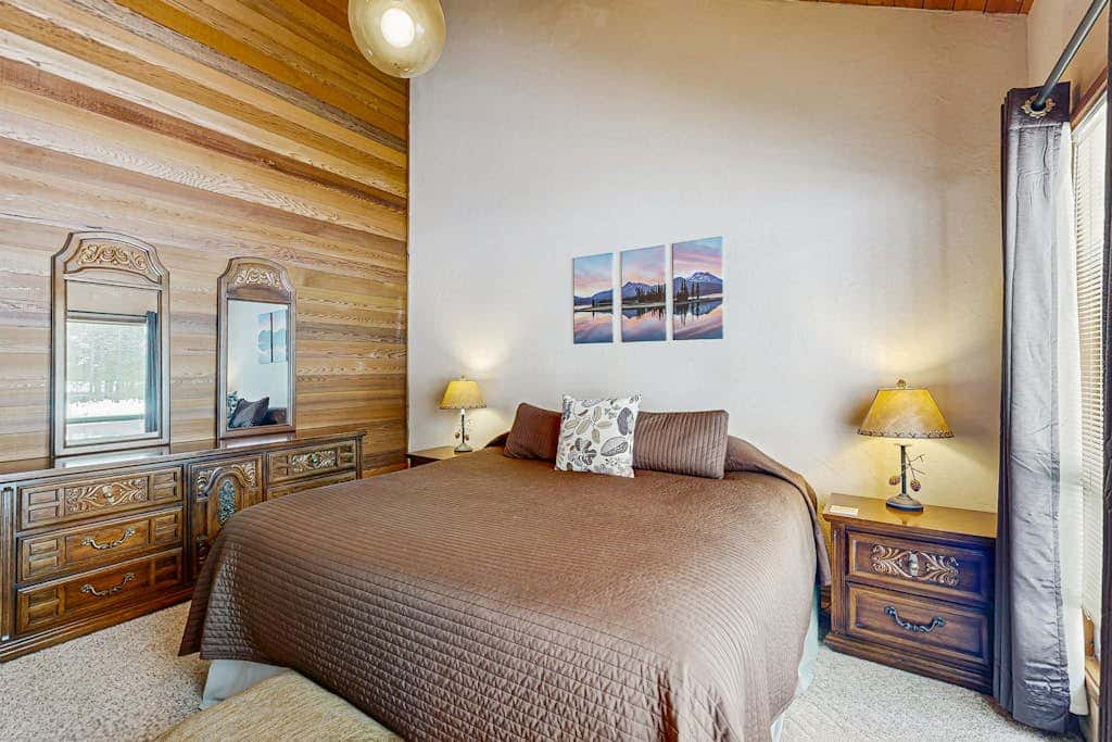 Peaceful Cabin Escape | Hot Tub, SHARC passes, A/C, Walk to River - Dogs OK