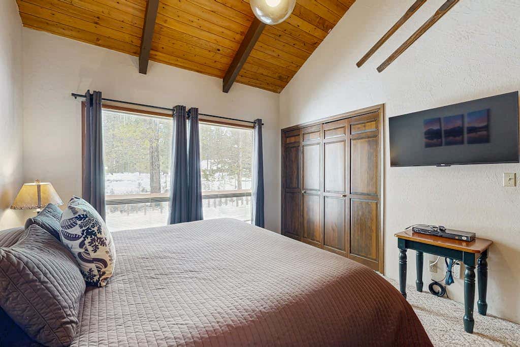 Peaceful Cabin Escape | Hot Tub, SHARC passes, A/C, Walk to River - Dogs OK
