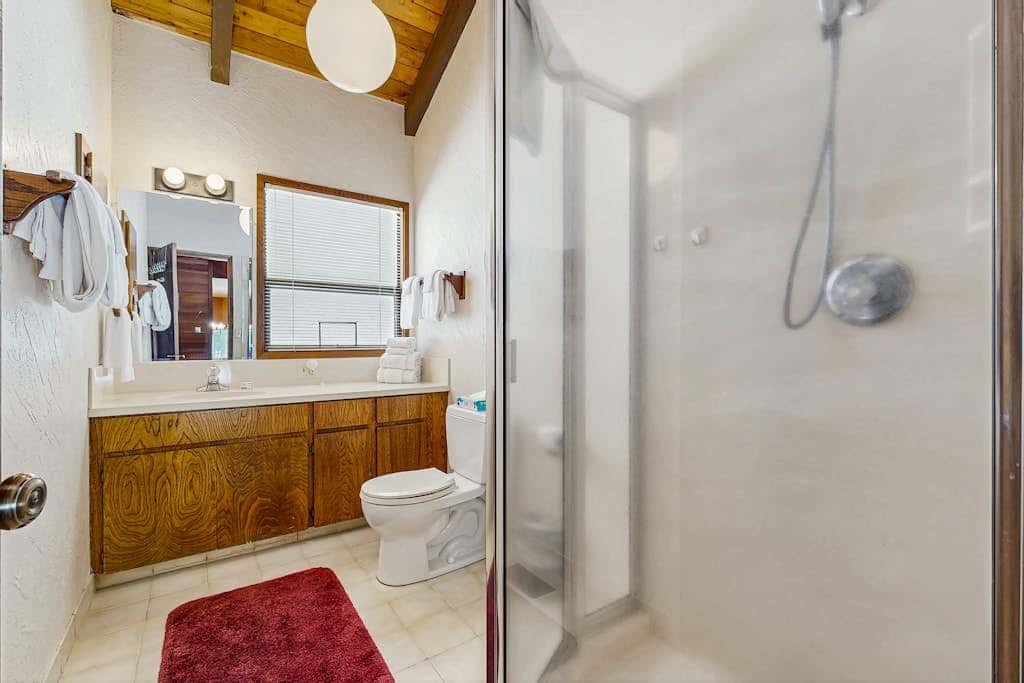 Peaceful Cabin Escape | Hot Tub, SHARC passes, A/C, Walk to River - Dogs OK