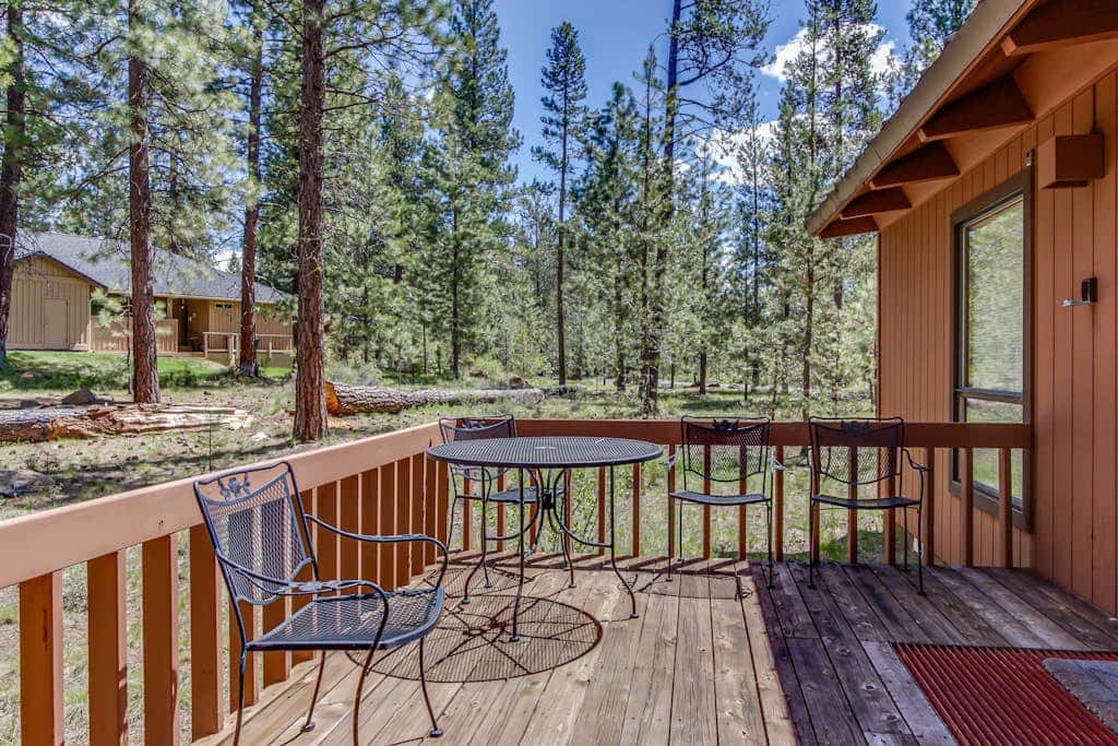 Peaceful Cabin Escape | Hot Tub, SHARC passes, A/C, Walk to River - Dogs OK