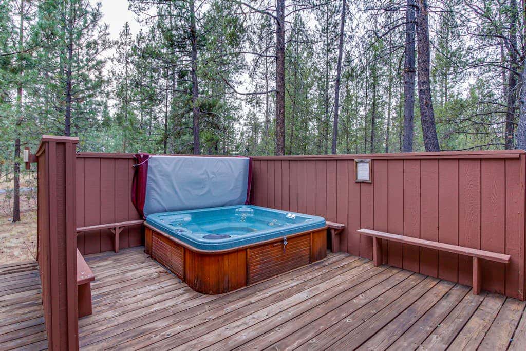 Peaceful Cabin Escape | Hot Tub, SHARC passes, A/C, Walk to River - Dogs OK