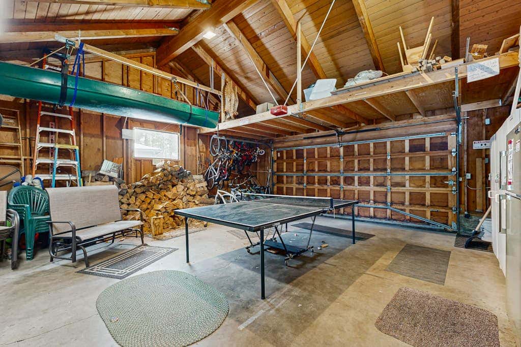 Peaceful Cabin Escape | Hot Tub, SHARC passes, A/C, Walk to River - Dogs OK