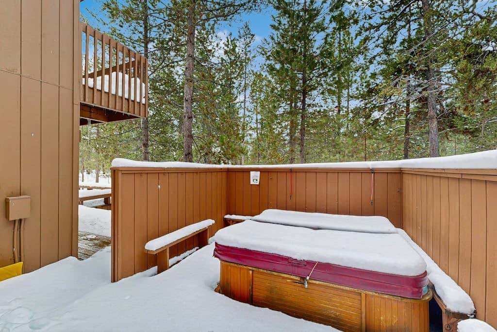Peaceful Cabin Escape | Hot Tub, SHARC passes, A/C, Walk to River - Dogs OK