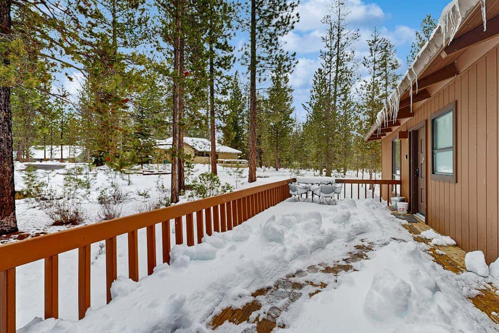 Peaceful Cabin Escape | Hot Tub, SHARC passes, A/C, Walk to River - Dogs OK
