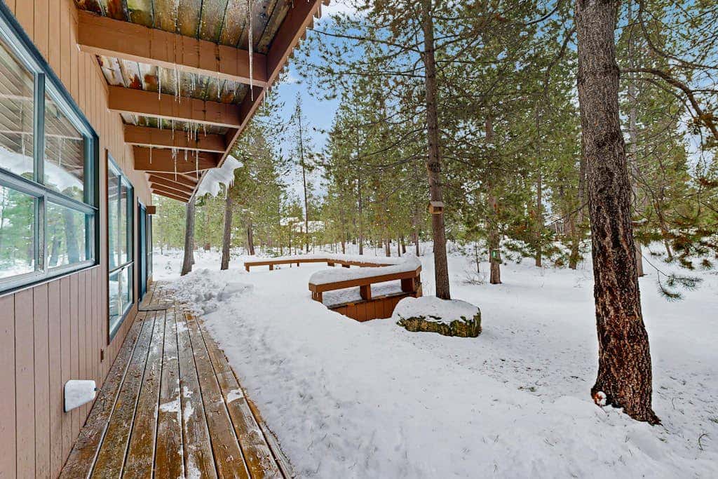 Peaceful Cabin Escape | Hot Tub, SHARC passes, A/C, Walk to River - Dogs OK