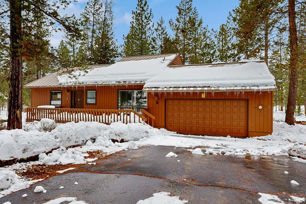 Peaceful Cabin Escape | Hot Tub, SHARC passes, A/C, Walk to River - Dogs OK