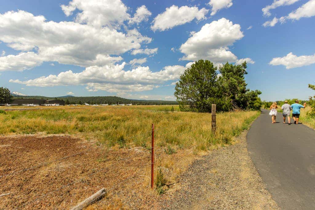 Peaceful Cabin Escape | Hot Tub, SHARC passes, A/C, Walk to River - Dogs OK