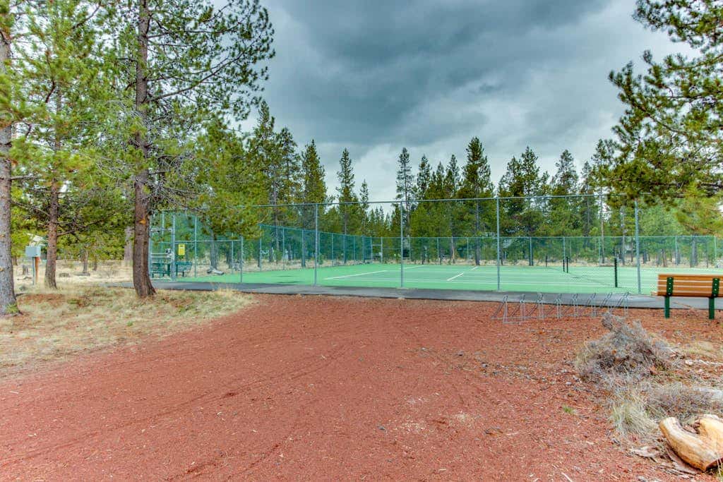Peaceful Cabin Escape | Hot Tub, SHARC passes, A/C, Walk to River - Dogs OK