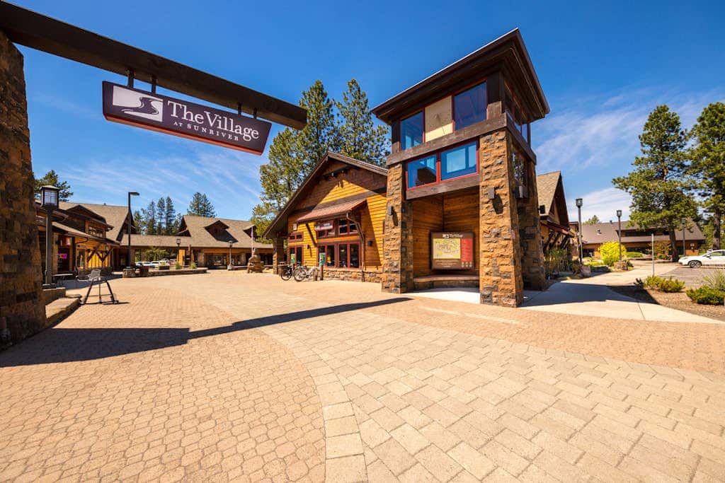 Peaceful Cabin Escape | Hot Tub, SHARC passes, A/C, Walk to River - Dogs OK