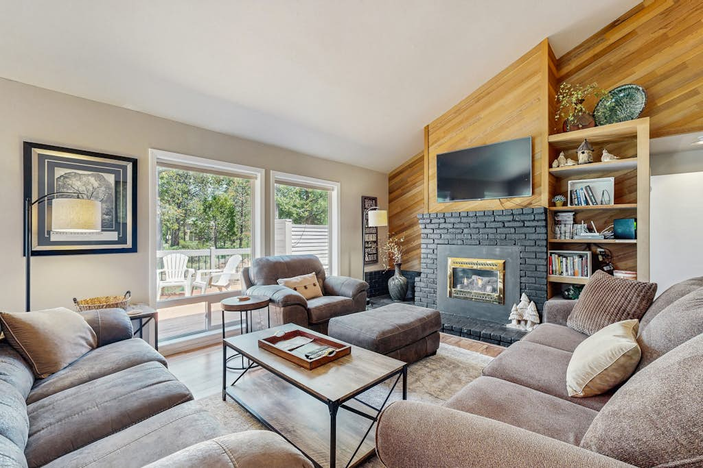 Comfortable Family Home with Private Hot Tub & SHARC Passes