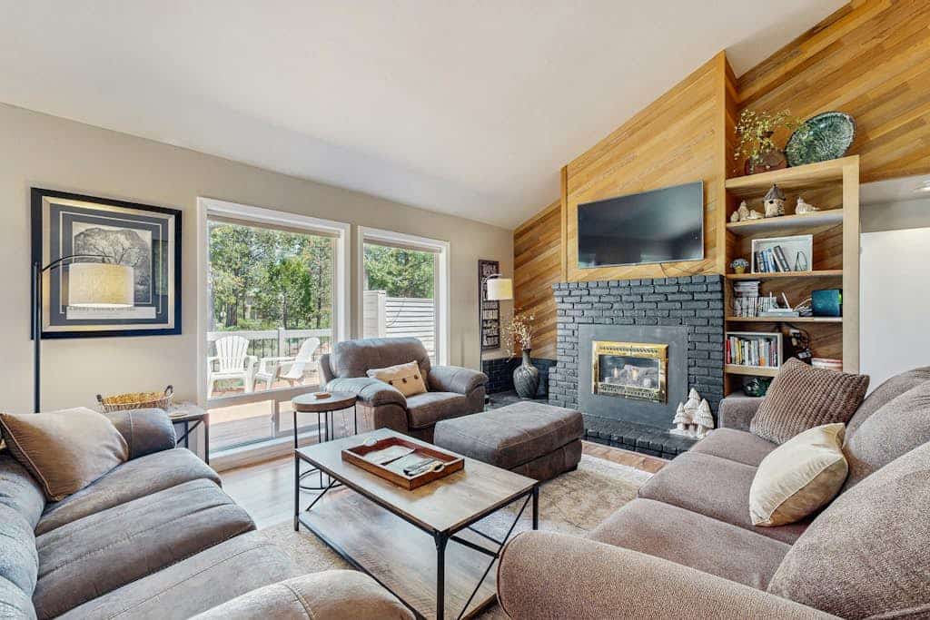 Comfortable Family Home with Private Hot Tub & SHARC Passes