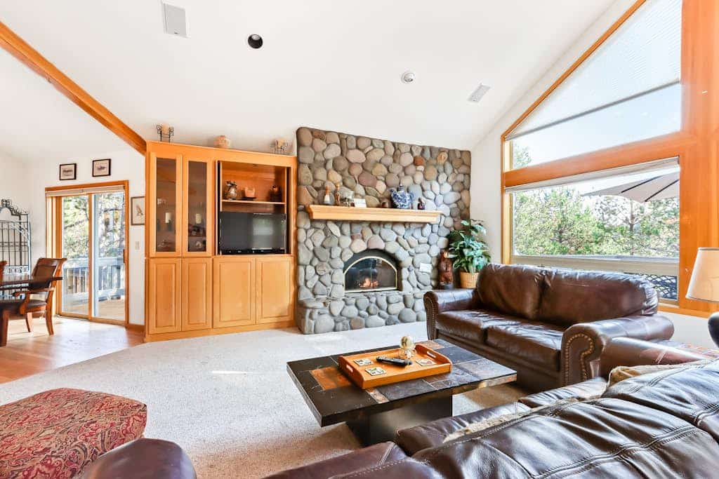 Spacious House with Private Hot Tub, Golf Course Views & Furnished Outdoor Living