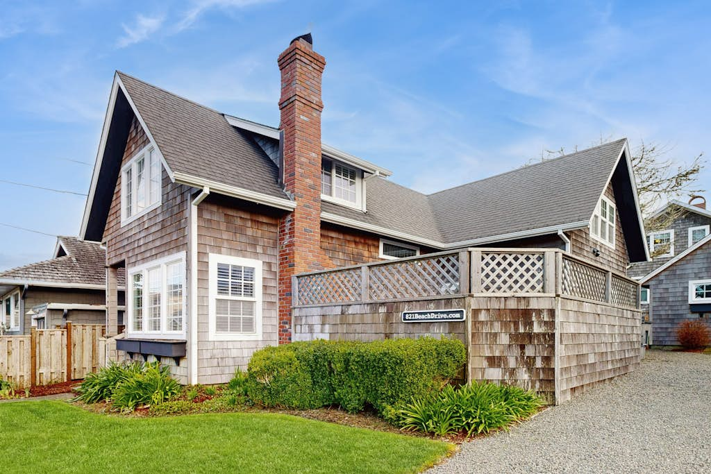 Charming cottage 1 block from the Prom & beach with private deck & Ping-Pong