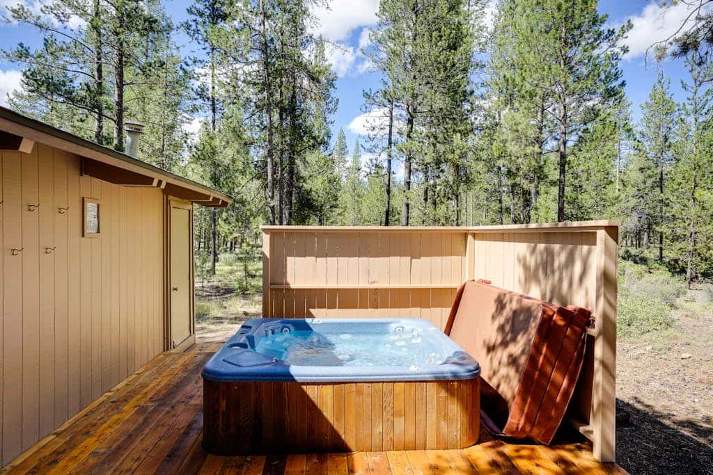 Cozy cabin with private hot tub, deck, grill, central AC & W&D - dog-friendly
